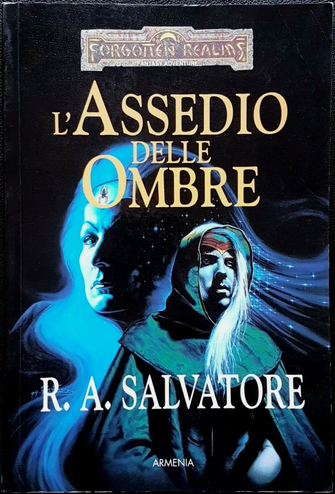 Illustrazione copertina fantasy con personaggi misteriosi e atmosfere oscure.
