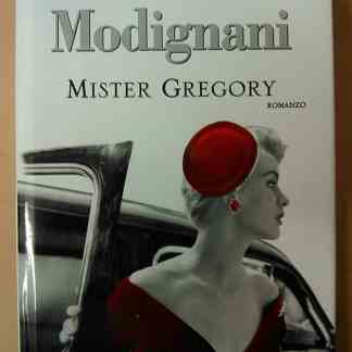 Donna elegante con abito rosso e cappello vintage accanto a automobile classica.