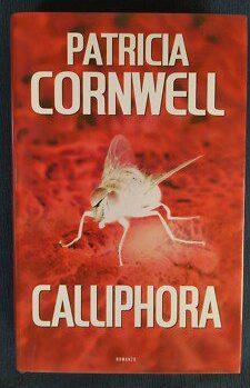 Copertina del romanzo di Patricia Cornwell "Calliphora" con insetto sull'illustrazione rossa.