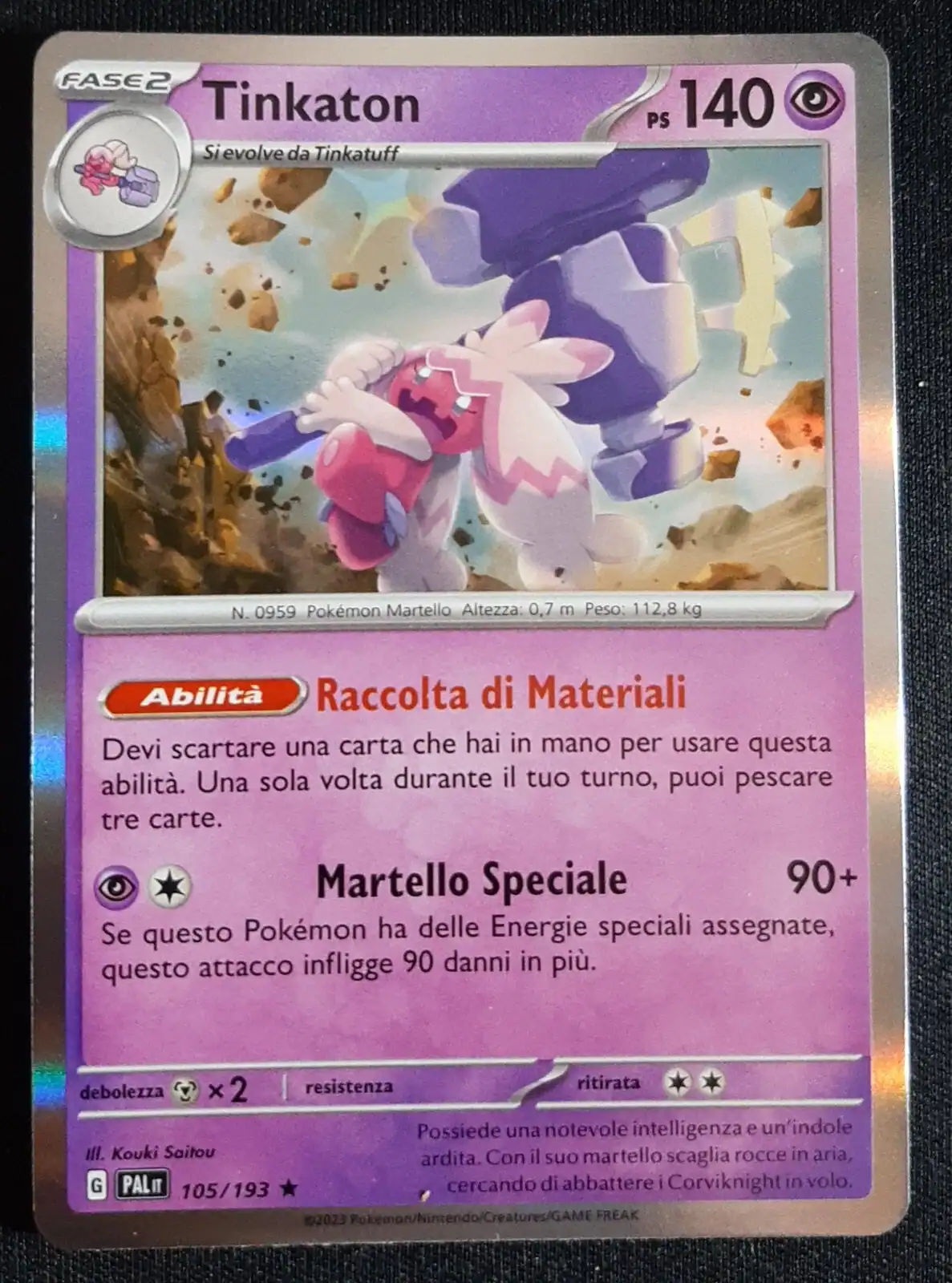 Tinkaton, carta Pokémon di energia con design vivace e dettagli suggestivi.