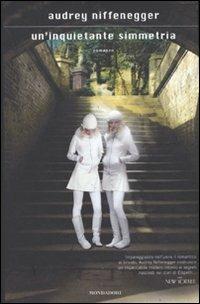 Due persone in bianco su scale, atmosfera futuristica e surreale.