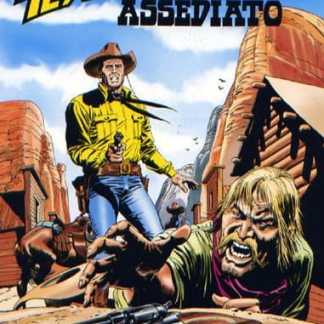 Immagine di Tex Willer in azione nel villaggio deserto con pirati e paesaggio western.