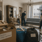 Vide appartement avec cartons et monte-meubles