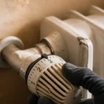 Fonctionnement vanne thermostatique : tête de vanne sur radiateur