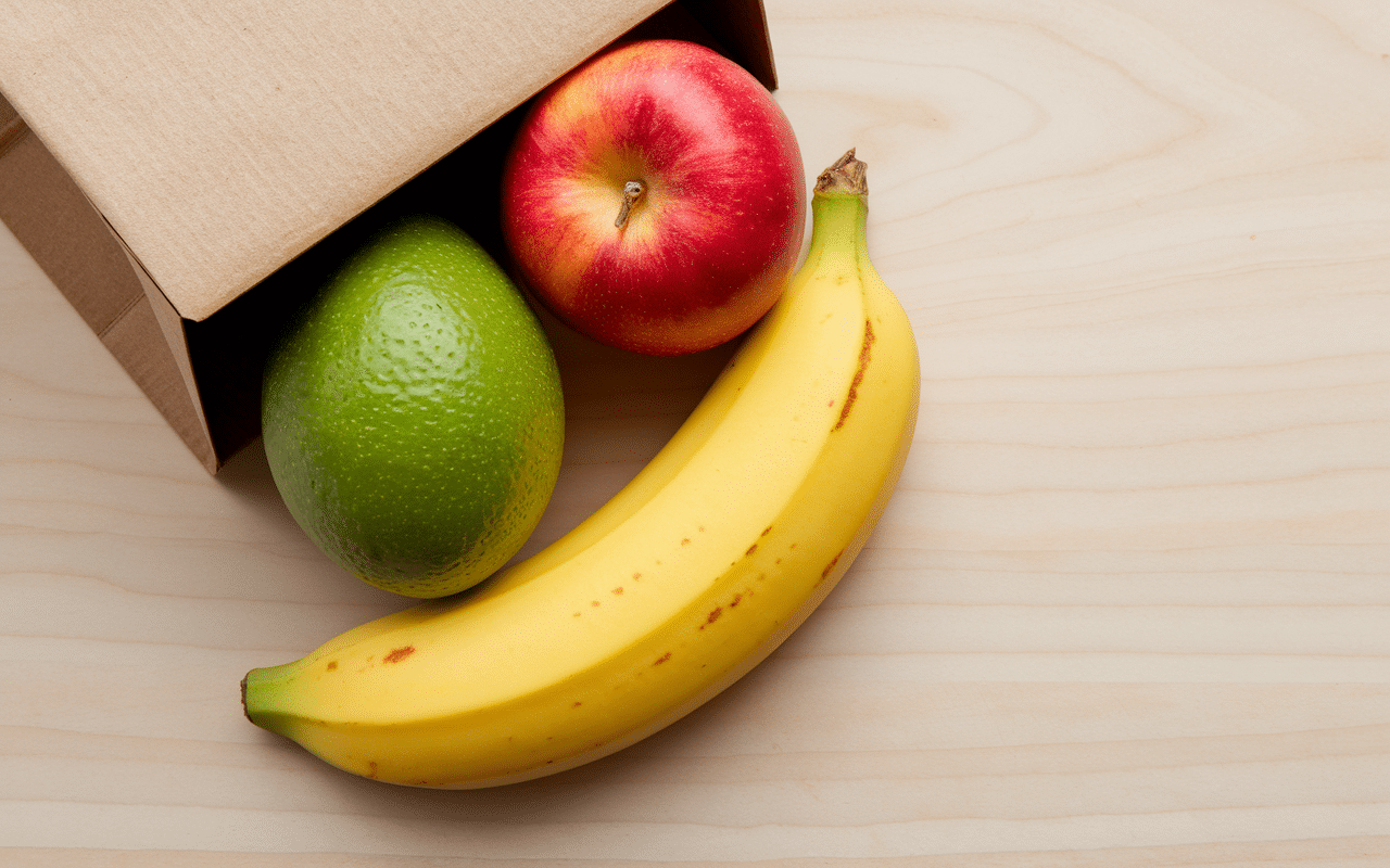 Sac en papier avec avocat, banane et pomme pour faire mûrir un avocat