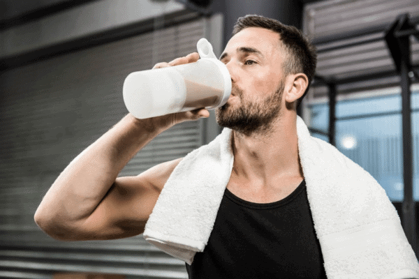 En Man dricker protein shake