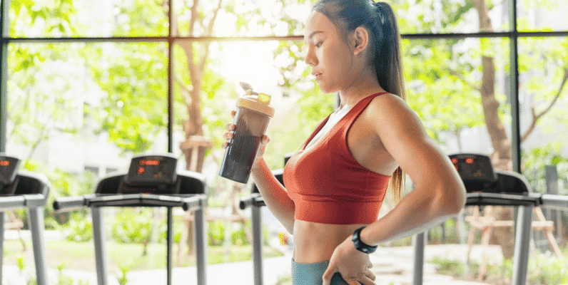 en kvinna dricker protein shake