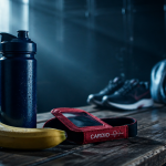 Manger une banane avant le sport sur banc de vestiaire