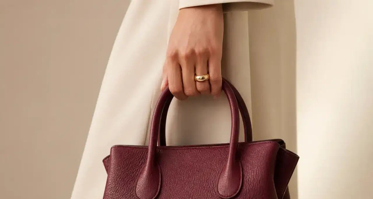 Sac a main en cuir bordeaux, detail de maroquinerie