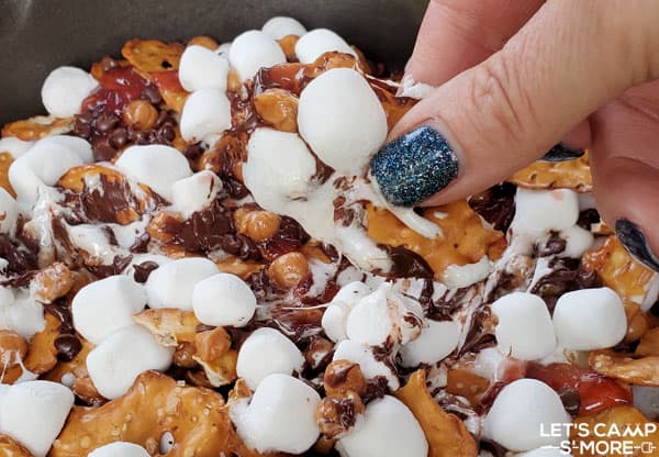 fingers holding some baked dessert nachos