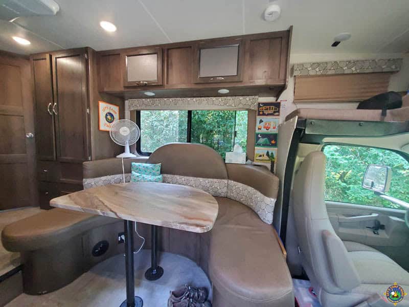 u shaped dinette in a camper