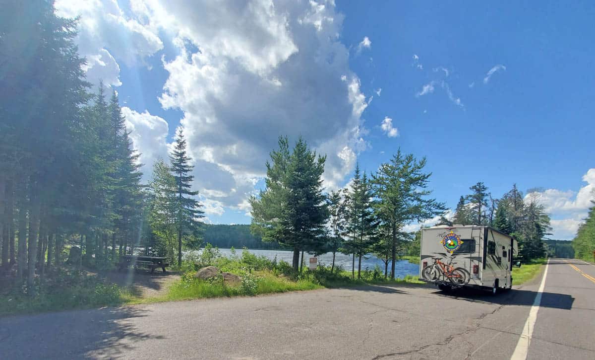 roadside pull out along the gunflint trail