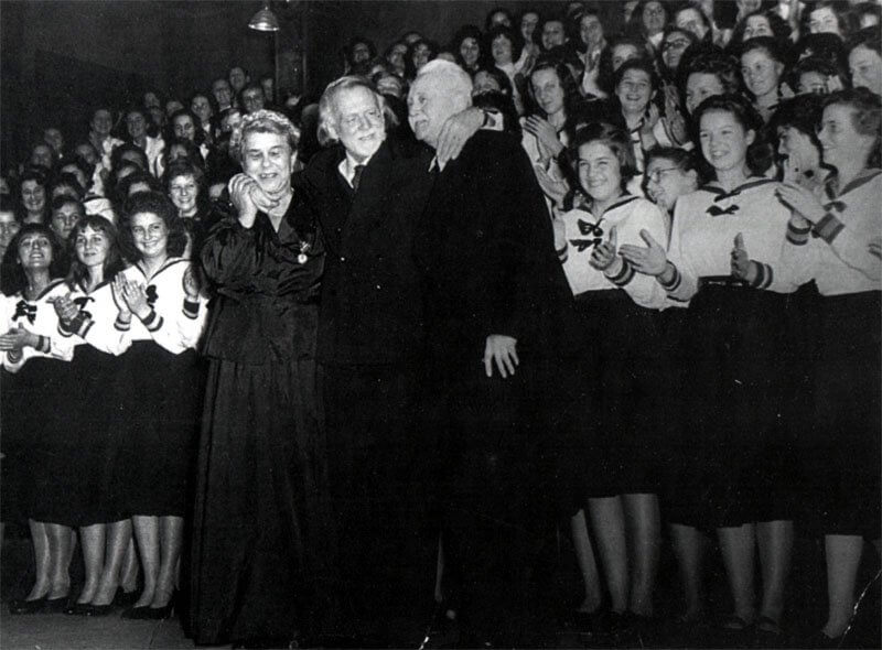 A Szilágyi Erzsébet Gimnázium karénekesei a legendás énekkarvezető Sztojanovits Adrienne és Kodály Zoltán körében, szegbp.sulinet.hu