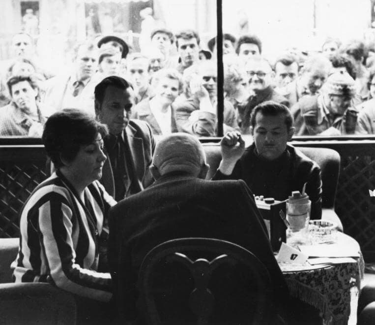 Astoria szálló étterme. Ki nyer ma? – játék és muzsika tíz percben, a Magyar Rádió déli zenei vetélkedője