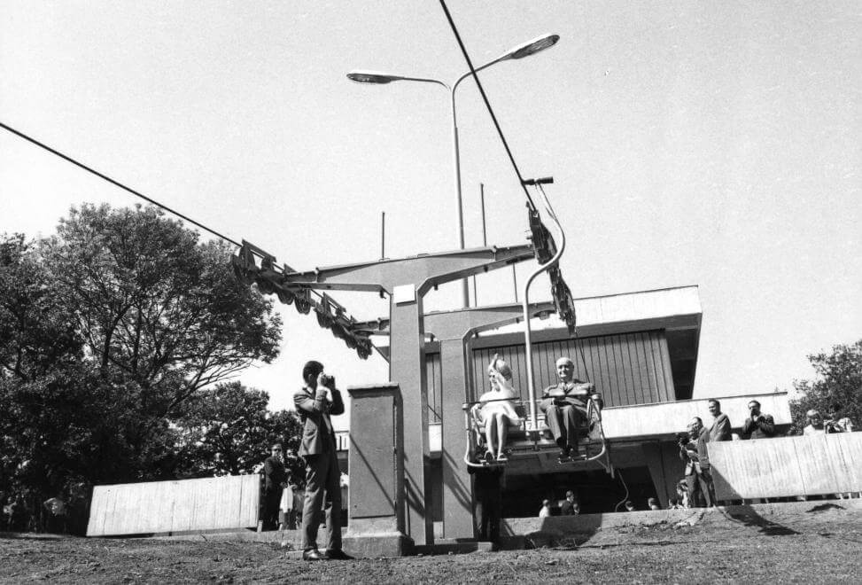 Jánoshegy, a Libegő végállomása, átadási ünnepség. A Libegő ülésén Dr. Csanádi György közlekedési és postaügyi miniszter