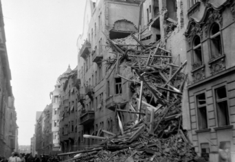 LÉGIRIADÓ 1944-BEN, BUDAPESTEN