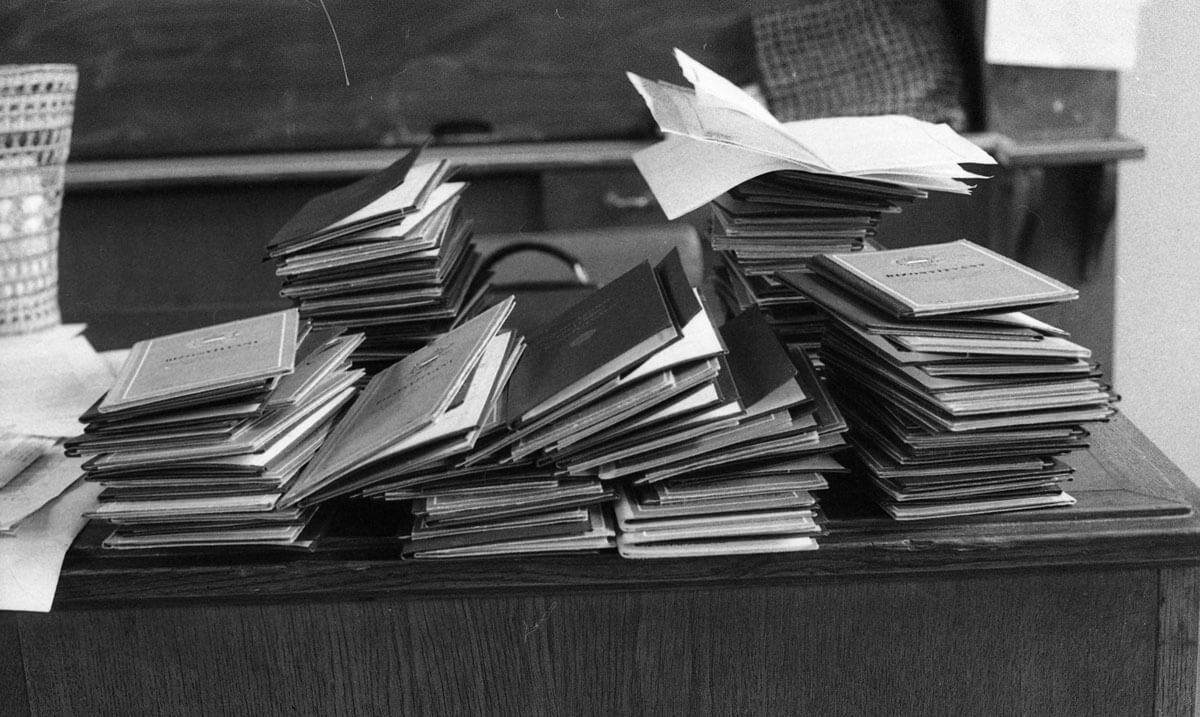 „PORRÁ VÁLT; A POR FÖLD…”