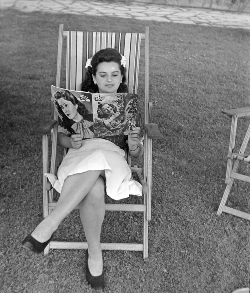 A hölgy kezében lévő Mozi újság címlapján Szeleczky Zita színésznő, fortepan.hu