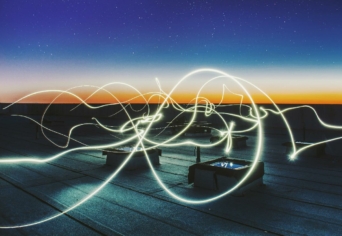 FÉL VALÓSÁG, FÉL SEMMI