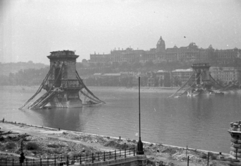 A SZÁRNYASZEGETT LÁNCHÍDNÁL