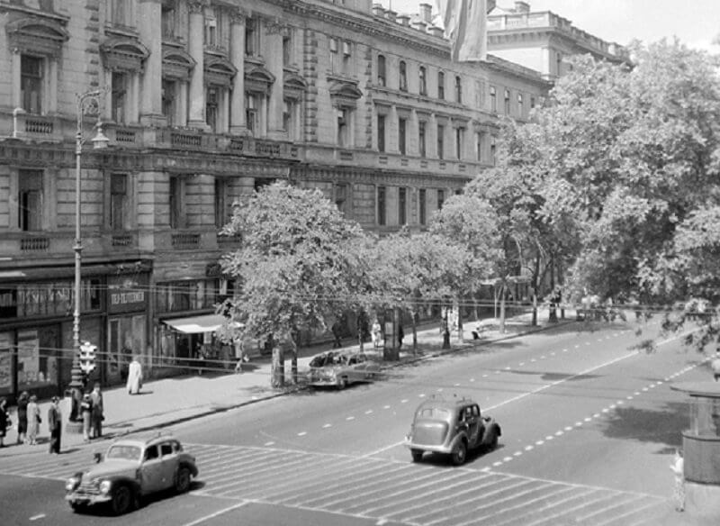 A Művész kávéház környéke, fortepan.hu 