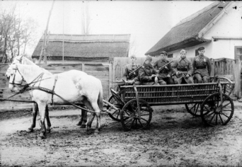 HÁROM PILLANAT TÖRTÉNELEM