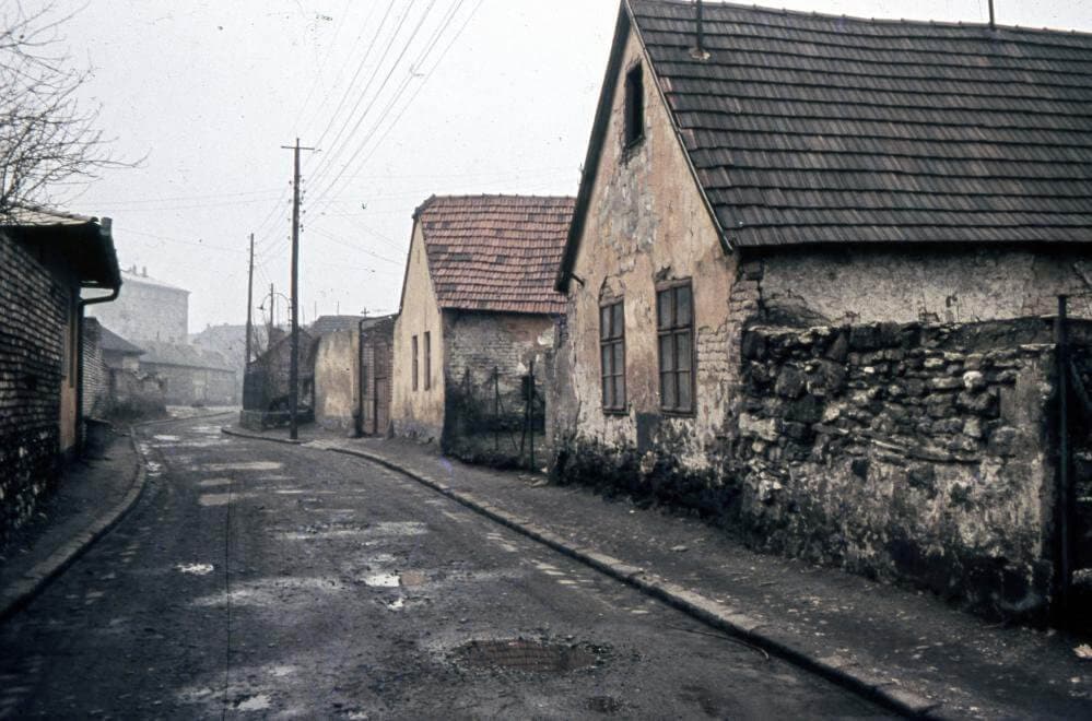 Szőlőkert utca a Kiscelli utca felé nézve, előtérben a 6. számú ház.
