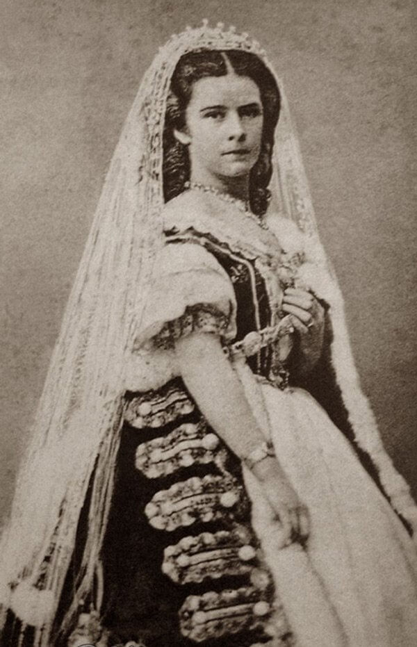 sissi_magyarruhaban