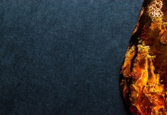 BOROSTYÁNKŐBE ZÁR AZ ÉJ