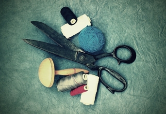 MINDENÜNK FOSZLIK, MÁLLIK