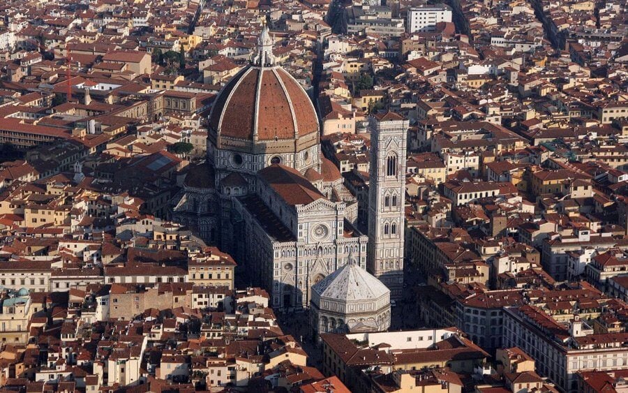 FIRENZÉN ÁT