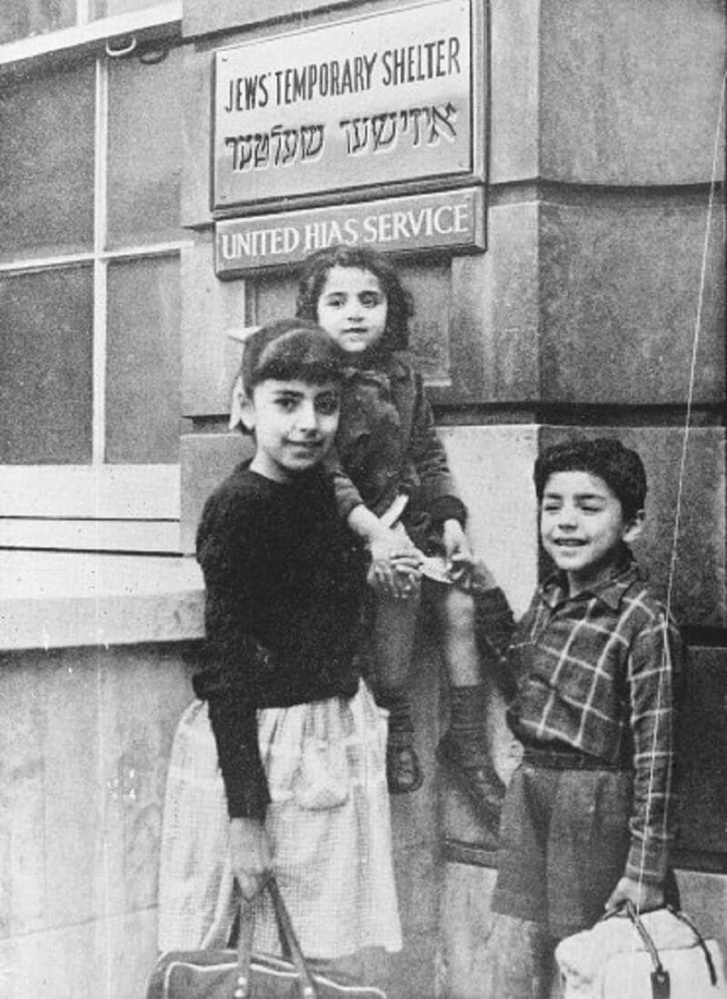 Közel-keleti bevándorlók a zsidók átmeneti menedékhelye előtt, 1965, jewishmuseum.org.uk 