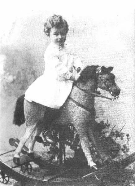 ludwig-wittgenstein-on_rocking_horse