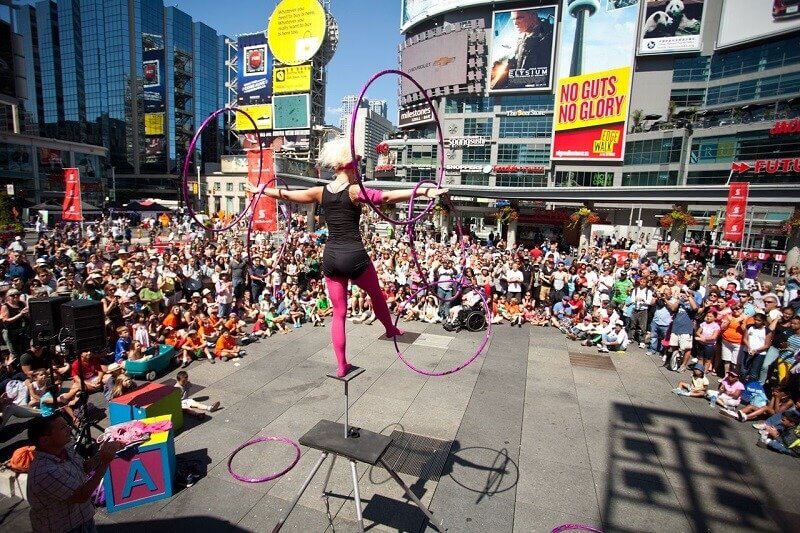 torontobuskerfest.com 