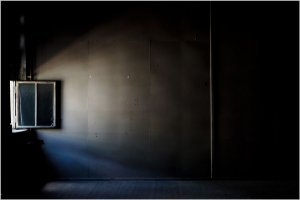 ITT LEGALÁBB BÖLCSEN SÖTÉTEDIK…