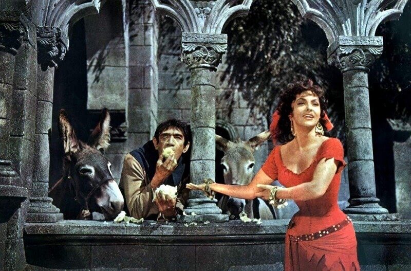 ROMÁK AZ „ELÁTKOZOTT HÁZBAN” 3 Gina Lollobrigida Esmeralda szerepében, pinterest.com