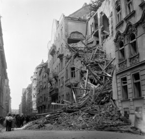 LÉGIRIADÓ 1944-BEN, BUDAPESTEN