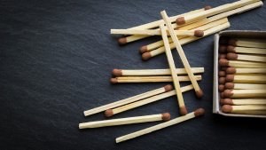 GYUFÁK, CIGARETTÁK, TÜKRÖK
