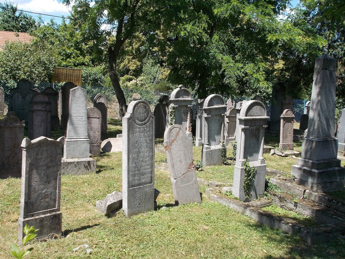 KÖVEK AZ ÉLŐK HÁZÁN 10 szabotj10 0206