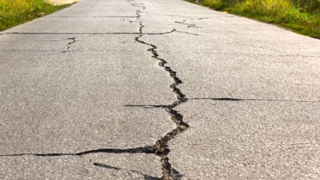 pave or seal a driveway cracks