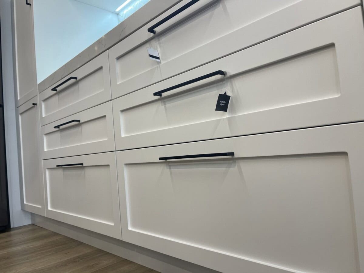 Pull Handles on Kitchen Cabinets