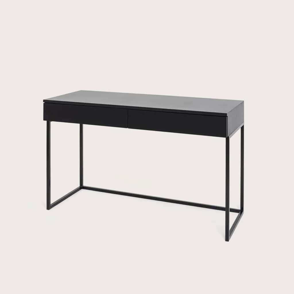 Modern escritorio negro con estructura de metal y acabado en superficie lisa, ideal para oficinas y espacios de trabajo elegantes y funcionales.