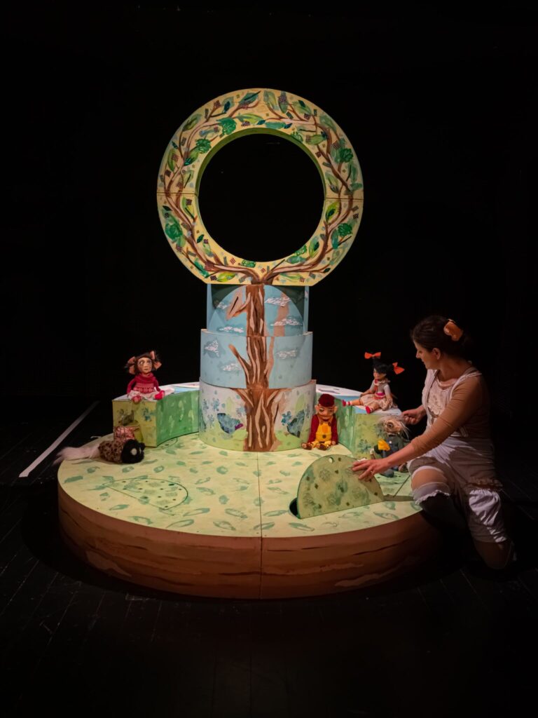 Bábrándozók: Tudja a manó! Az ég tündérszoknyakék