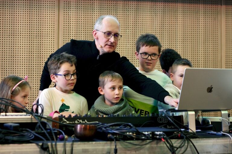 HANG-SZÍN-ZENE – Elektronikus zenei ismeretterjesztő sorozat