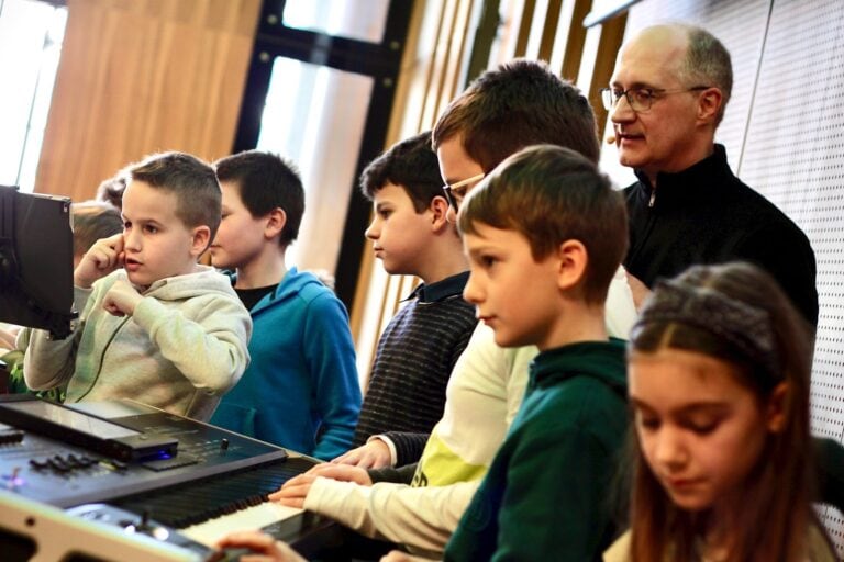 HANG-SZÍN-ZENE – Elektronikus zenei ismeretterjesztő sorozat