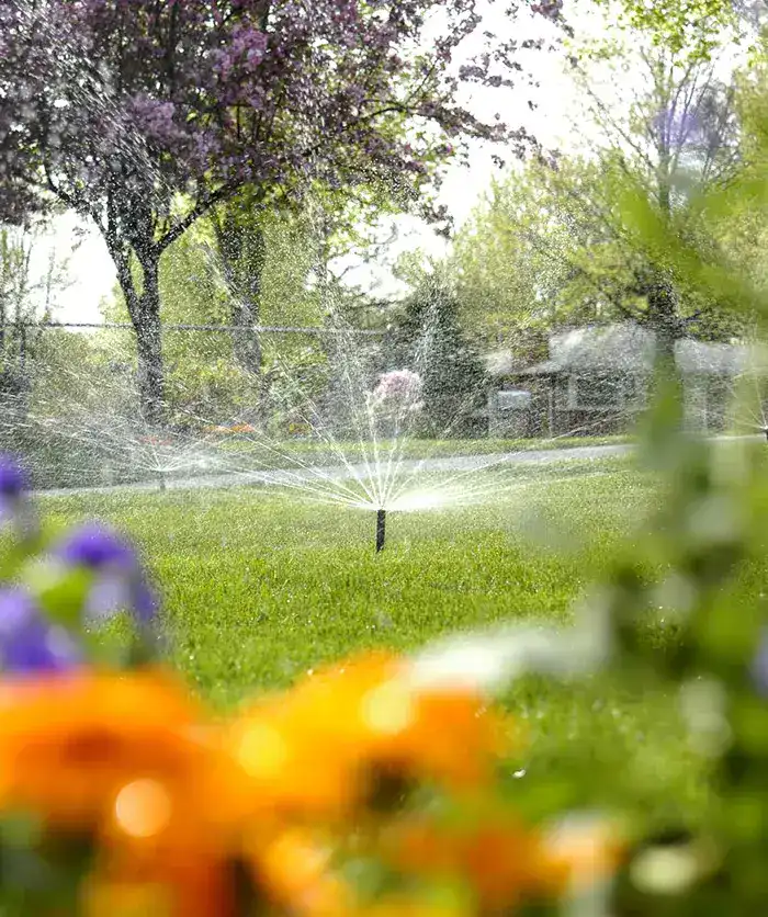 Sistema de irrigação automatizada instalado em jardim de condomínio