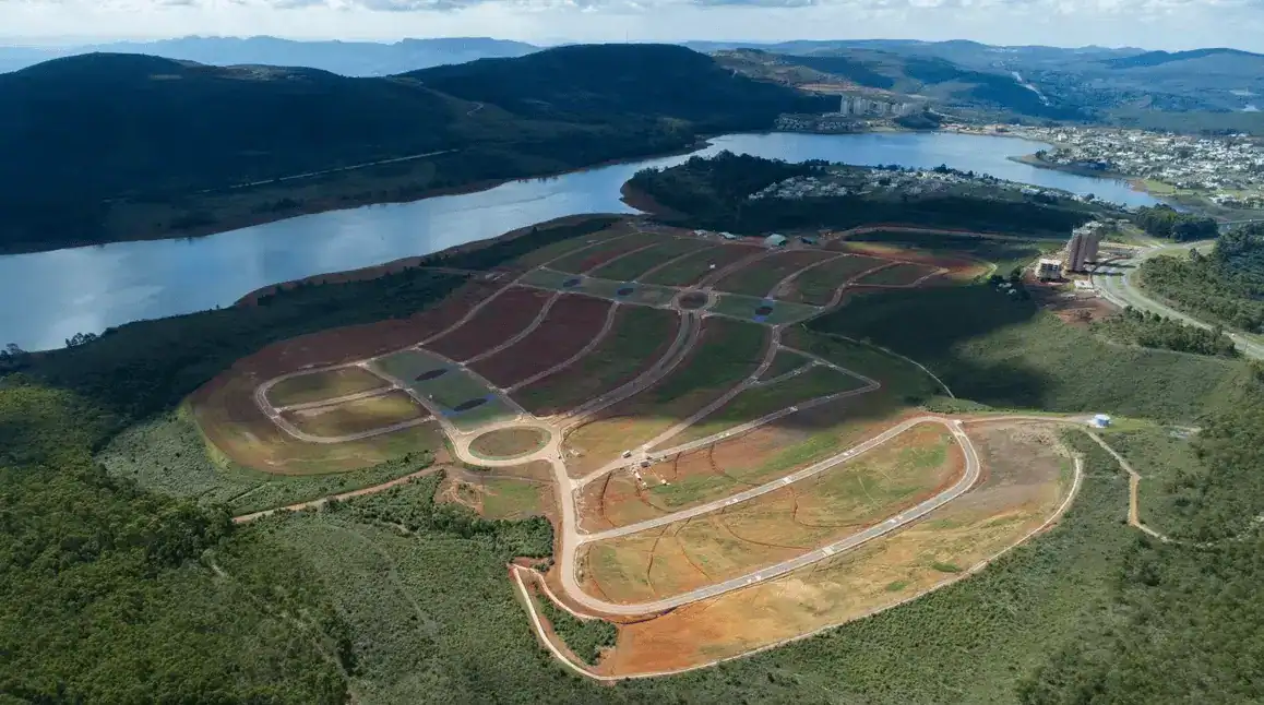 Paisagismo e irrigação executados em condomínio pela Regga