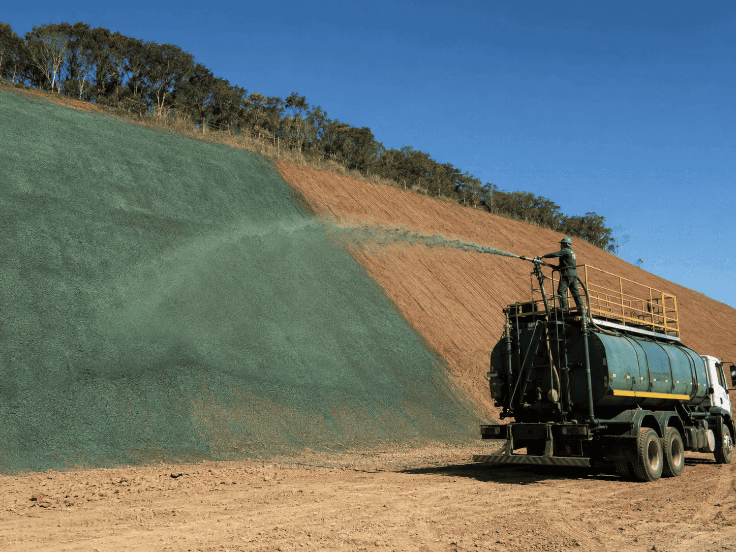Operação de hidrossemeadura em talude de grande área