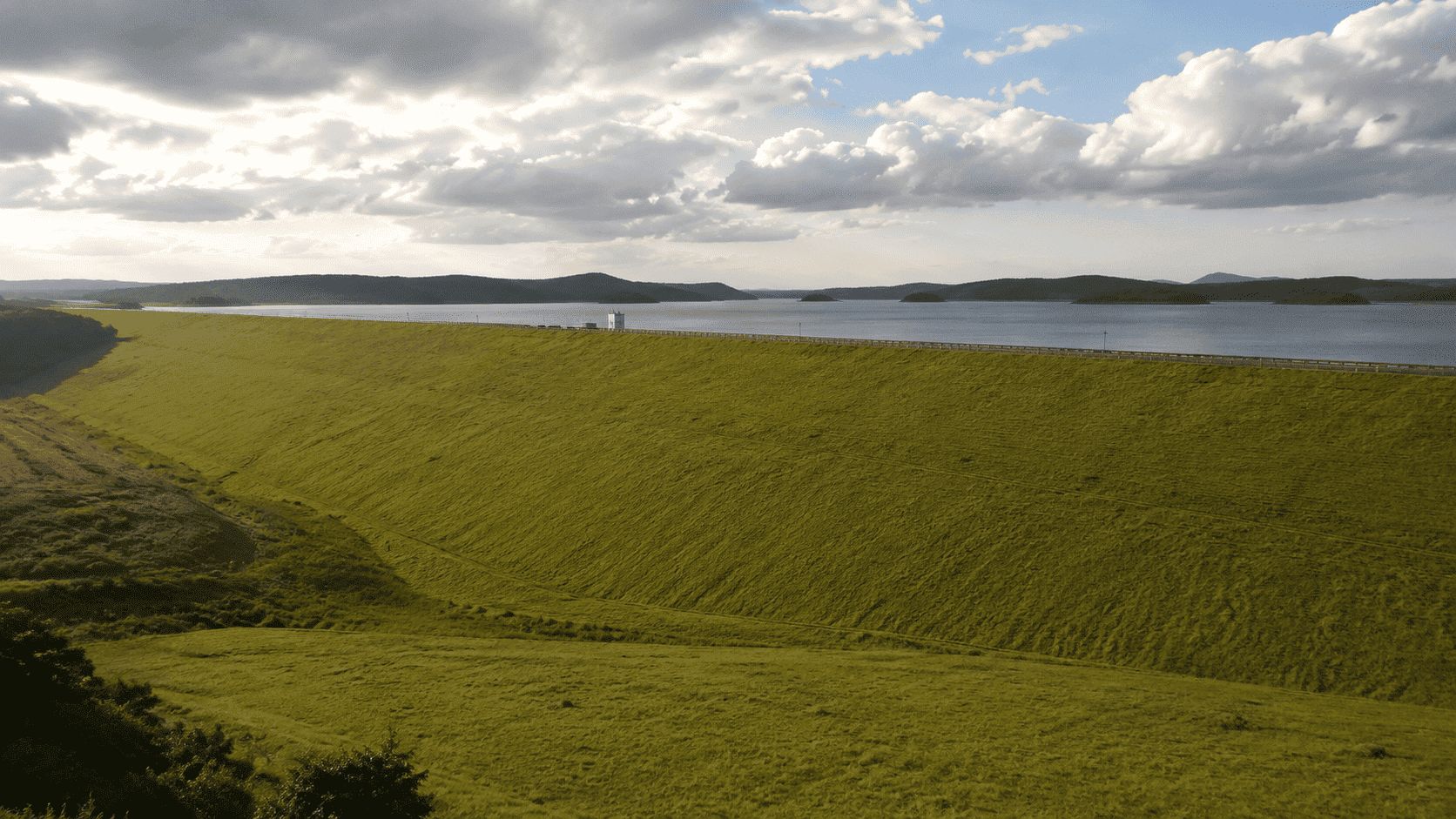 Talude de barragem revegetado pela Regga em obra de proteção vegetal