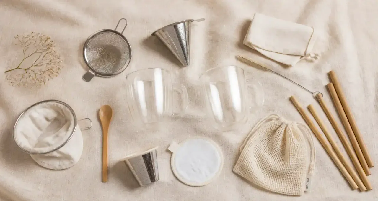 Accessoires réutilisables pour boissons chaudes disposés à plat